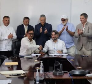 Momento durante la firma del contrato entre Guyana Power and Light Incorporated (GPL) e InterEnergy Group, que marca un paso clave en la modernización del sistema eléctrico de Guyana.