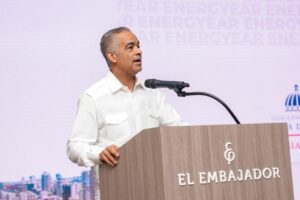 Joel Santos durante su intervención en el foro Energyear Caribe 2025, donde anunció la actualización del plan energético nacional.