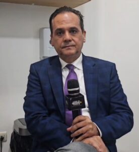 El senador Iván Silva conversa con el equipo de EH+ sobre la minería ilegal y los desafíos ambientales que enfrenta la República Dominicana.