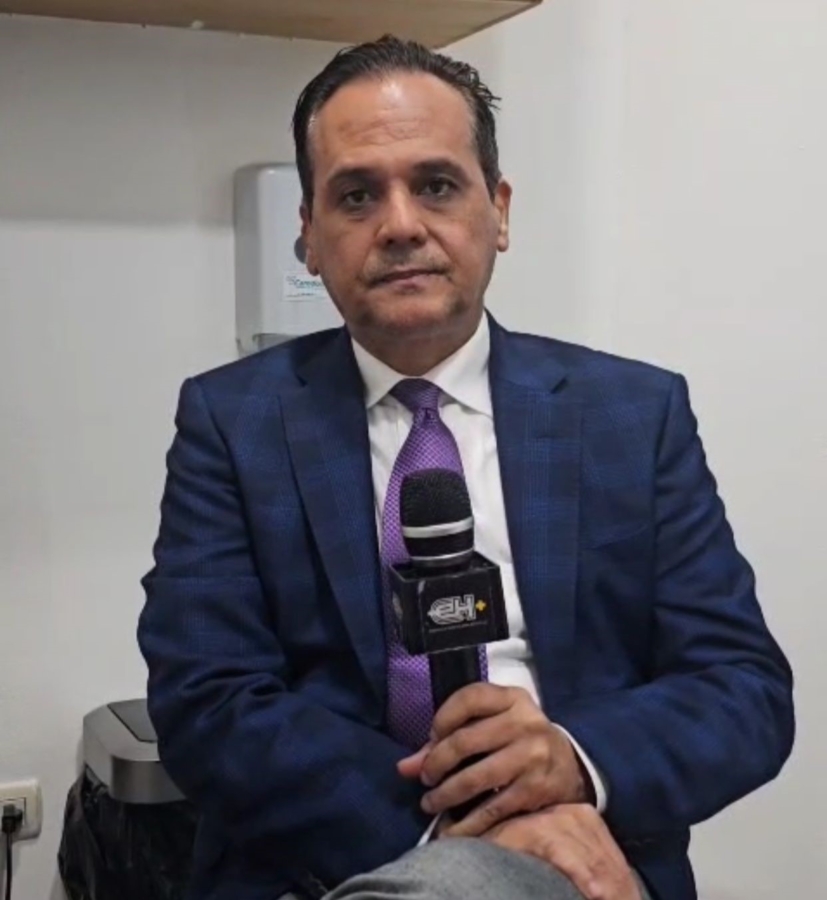 El senador Iván Silva conversa con el equipo de EH+ sobre la minería ilegal y los desafíos ambientales que enfrenta la República Dominicana.