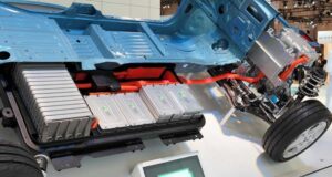 Vista detallada del paquete de baterías de litio integrado en la carrocería de un vehículo eléctrico Nissan.