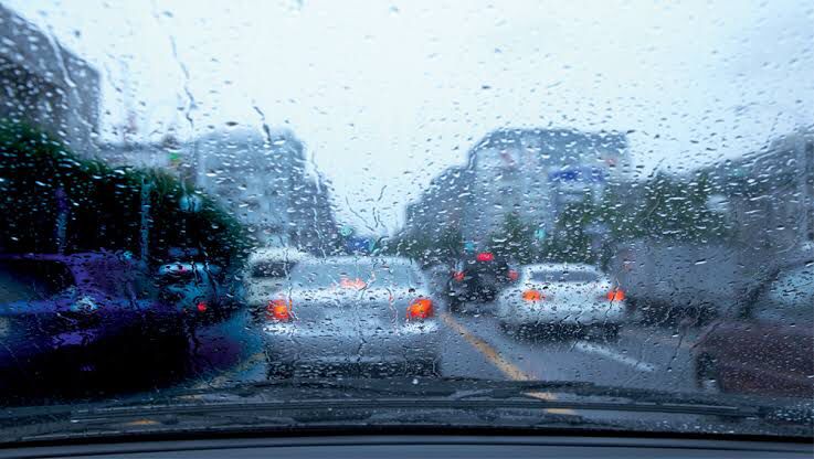 “Conductor manejando bajo la lluvia