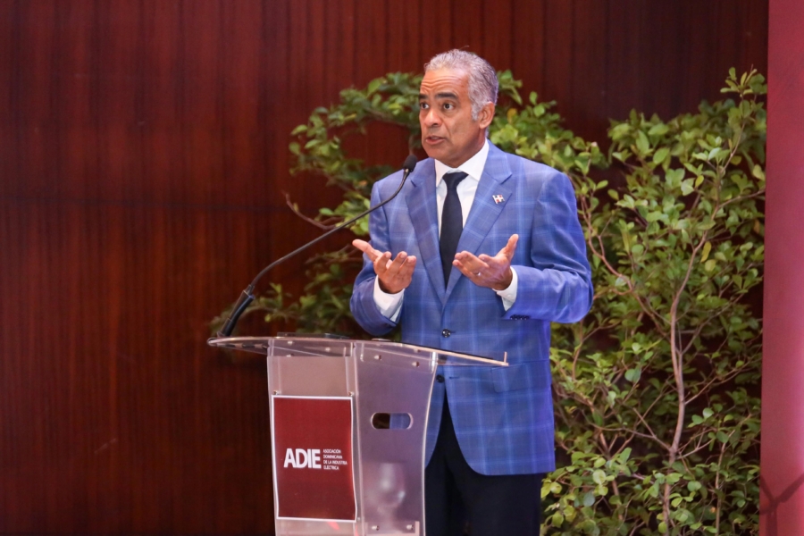 ministro Joel Santos-MEM El ministro Joel Santos durante su intervención en el evento “Transición energética: inversión, regulación e impacto”, donde destacó el avance hacia la declaración de reservas minerales y el aporte del oro a la economía nacional.