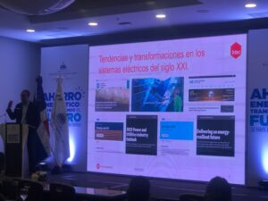 Miguel Aybar Mejía, investigador y docente del INTEC, durante su exposición en el foro “Ahorro Energético: Transformando el Futuro