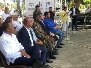 Autoridades y representantes del Intrant, la Alcaldía y el sector turístico durante la presentación del Proyecto de Calmado del Tránsito del Malecón.