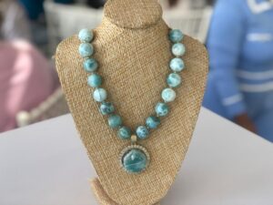 Collar de larimar, pieza artesanal dominicana elaborada con piedras de alta calidad. Foto: EH+