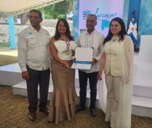 Fátima Polanco, diseñadora de joyas, recibe su reconocimiento junto a autoridades del Ministerio de Energía y Minas (MEM), celebrando su aporte al trabajo artesanal con Larimar.
