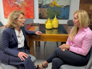 Idalia Cabrera, directora de EH+, durante la entrevista con Linda Habgood, directora financiera de WEST
