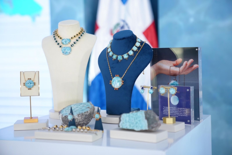 Joyas elaboradas con Larimar, la gema azul exclusiva de la República Dominicana, que refleja la luz del Caribe