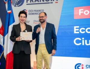 Mónica Infante recibe el Reconocimiento a la Trayectoria otorgado por la Cámara de Comercio e Industria Franco-Dominicana durante la Semana de Francia 2025.