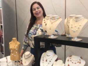 Samantha Cedeño, emprendedora de Samantha Accessories, en su área de trabajo