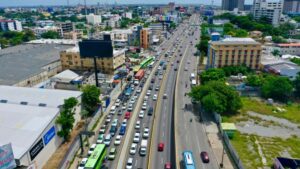 Vehículos transitando por una de las principales vías de Santo Domingo