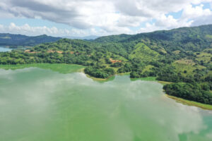 Cambio de color en las aguas de la presa de Hatillo.