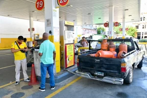Cilindro de gas licuado de petróleo en estación de gas.
