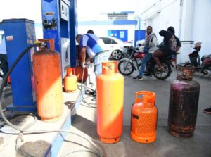 Cilindro de gas licuado de petróleo en estación de gas.