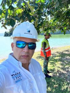 Edwing Ivanov Pujols Fernández, CPO de Nextworld Technology Ozono España, supervisa la recuperación ambiental de la Presa de Hatillo.