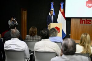 Frank Keurhorst, embajador del Reino de los Países Bajos en la República Dominicana, durante su intervención en la conferencia “El Impacto de la Inteligencia Artificial en la Democracia”, celebrada en el INTEC.