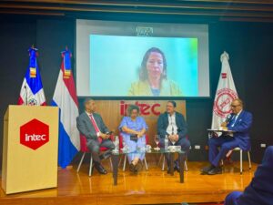 Los expertos Guido Gómez Mazara, Claudia Felipe Torres, Santiago Gallur e Syra Tavera Pineda participan en el panel sobre inteligencia artificial y democracia, realizado en el INTEC, donde analizaron los desafíos regulatorios, éticos y sociales de la IA.