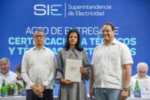Profesionales capacitados por la Superintendencia de Electricidad