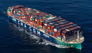 Buque de la naviera francesa CMA CGM, afectada por recargos de emergencia tras el conflicto en Medio Oriente.