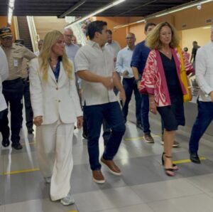 Delegación de la Unión Europea durante la visita al sistema integrado de transporte de la Santo Domingo