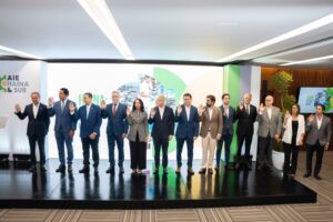 Momento de la juramentación de la nueva junta directiva de la AIEHaina y Región Sur, encabezada por Juan Tomás Díaz