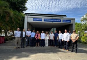 Delegación de la Unión Europea durante la visita al sistema integrado de transporte de la Santo Domingo
