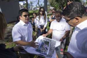 Jahel Isa, director del Fitram, explica al alcalde Dío Astacio los detalles del diseño del monorriel en Santo Domingo Este. (DL./JÓLIVER BRITO)