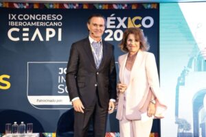 Juan Tomás Díaz junto a Ana Botella durante el IX Congreso Iberoamericano CEAPI en Ciudad de México