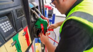 MICM y CECCOM clausuran estación de combustibles en Montecristi