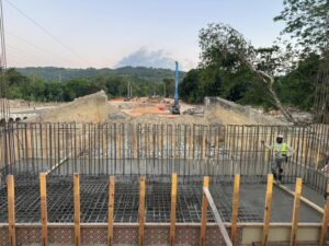 MOPC asegura tránsito con badén temporal y acelera trabajos en puente del río Camú