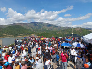 Manifestantes en contra del Proyecto Romero en San Juan