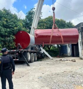 Agentes del Ceccom durante el operativo en el que fue desmantelada una estación clandestina de combustibles en La Victoria, Santo Domingo Norte. (Foto: Fuente externa)