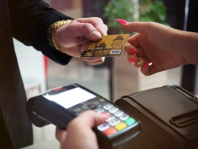 El uso de tarjetas de crédito aumenta 203 % y se convierten en complemento del salario, advierte economista