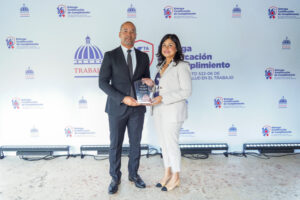 Gisselle Valera recibiendo reconocimiento de Barrick Pueblo Viejo