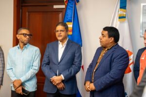 Juan Manuel Méndez junto a representantes del G-12 durante el encuentro en el INTRANT.