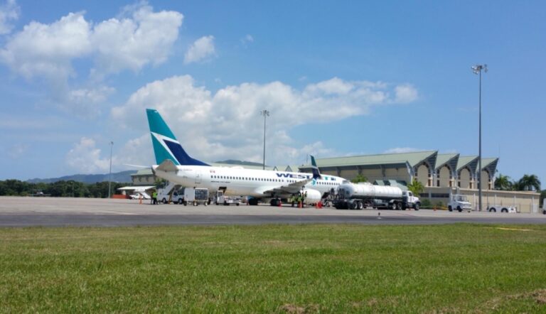 Aeropuerto de Samaná dispara 289 % su tráfico aéreo mientras Santiago cae 14.8 % por tercera semana