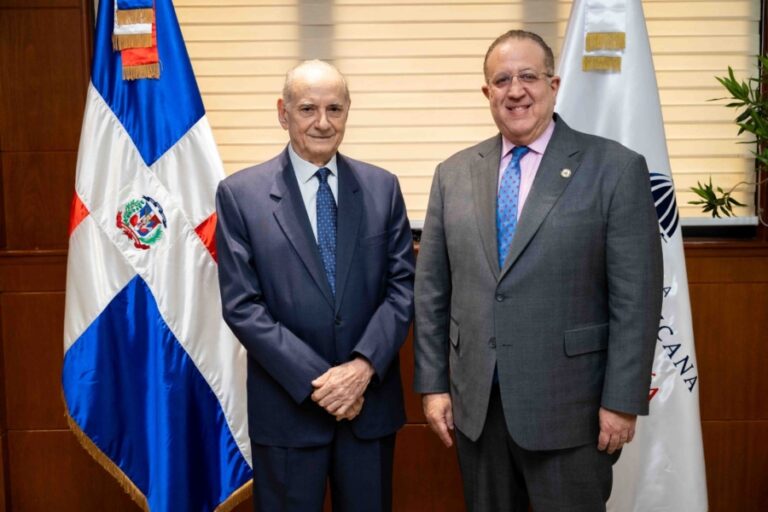 Ministro Magín Díaz juramenta a Quico Tabar como nuevo director general transitorio de Juegos de Azar
