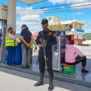 Autoridades durante la intervención de una estación de combustibles, cuya operación fue suspendida como parte de las labores de fiscalización. FOTO: FUENTE EXTERNA